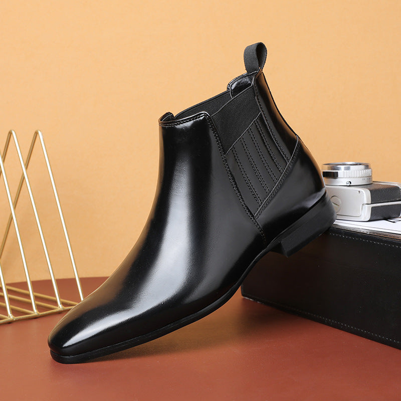 Men's glossy pointed toe Chelsea boots